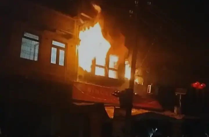 FIROZABAD FIRE (Flames coming out of the house)