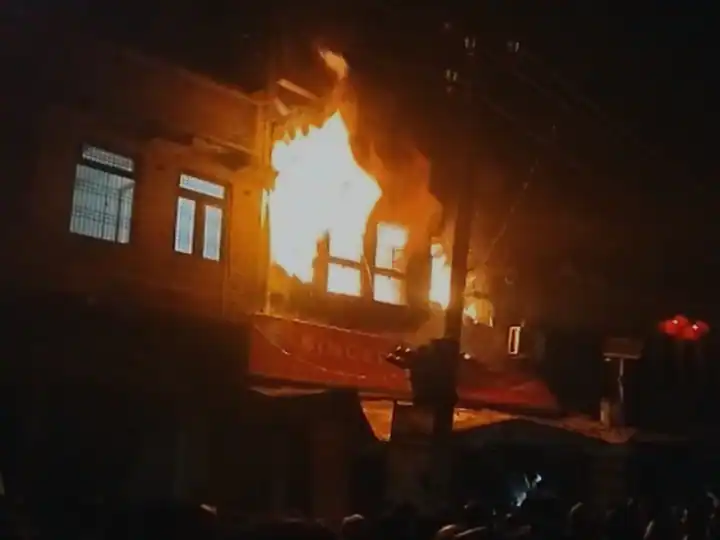 FIROZABAD FIRE (Flames coming out of the house)
