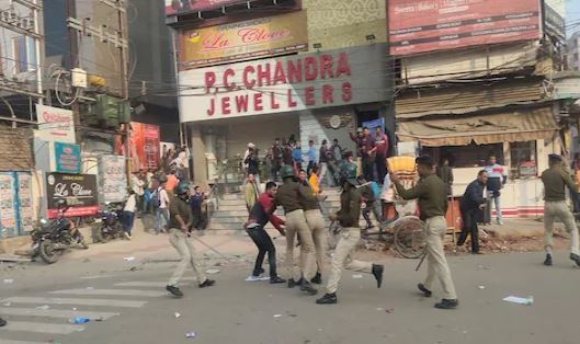 Police lathicharged teacher candidates in Patna